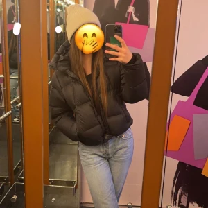 Peak performance  - Min kompis säljer nu sin fina Peak Performance puffjacka i storlek M som passar S oxå. Jackan har ett mini mini hål vid armen. Ord pris 3500. Pris kan diskuteras o kan frakta❤️