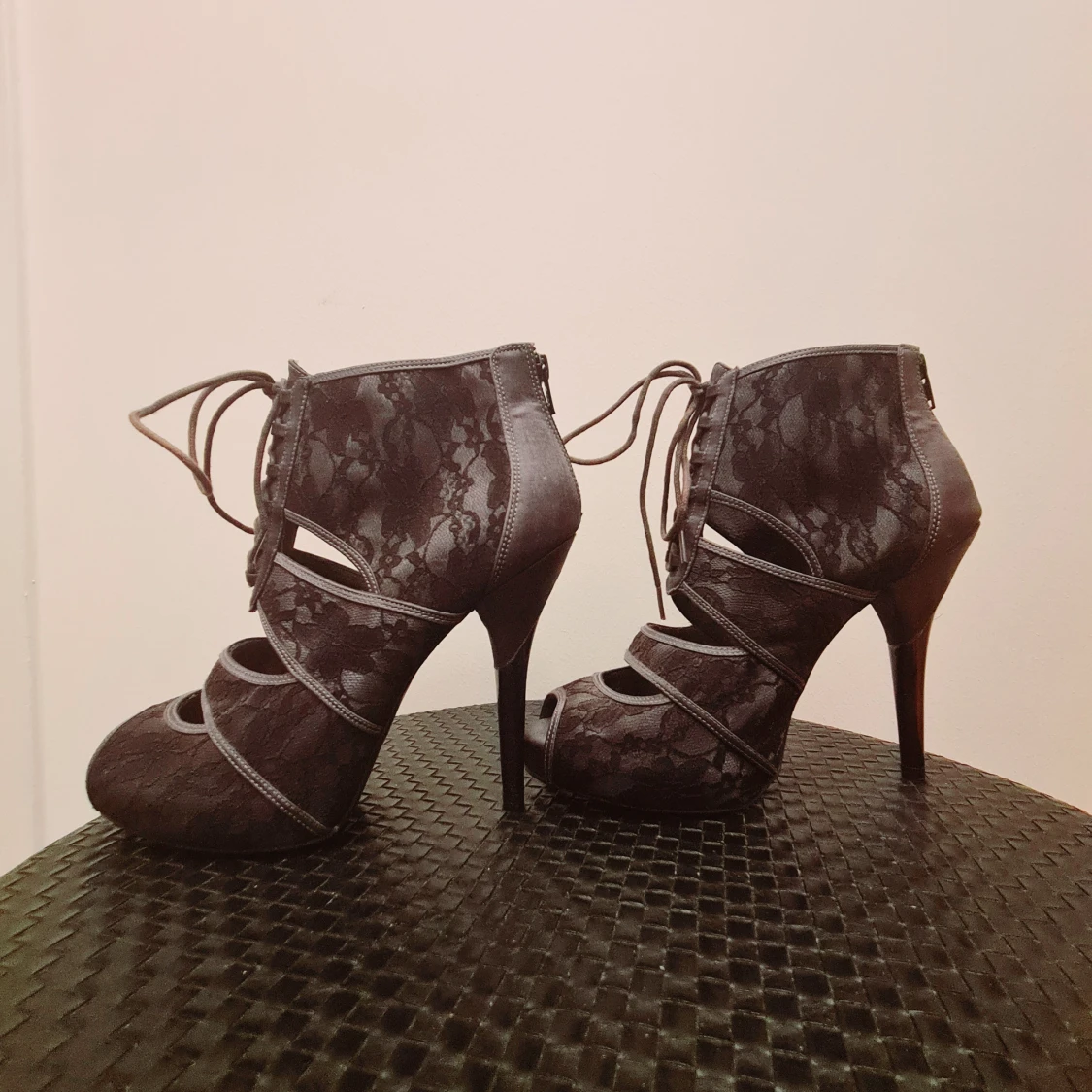 Sexiga stiletter med grå spets