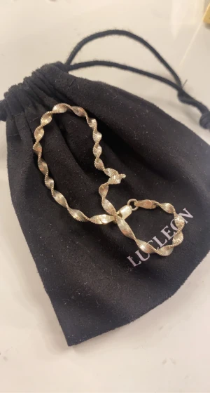 Armband silver - Säljer ett armband från guldfynd som tyvärr är för stort på mig, fint skick. 