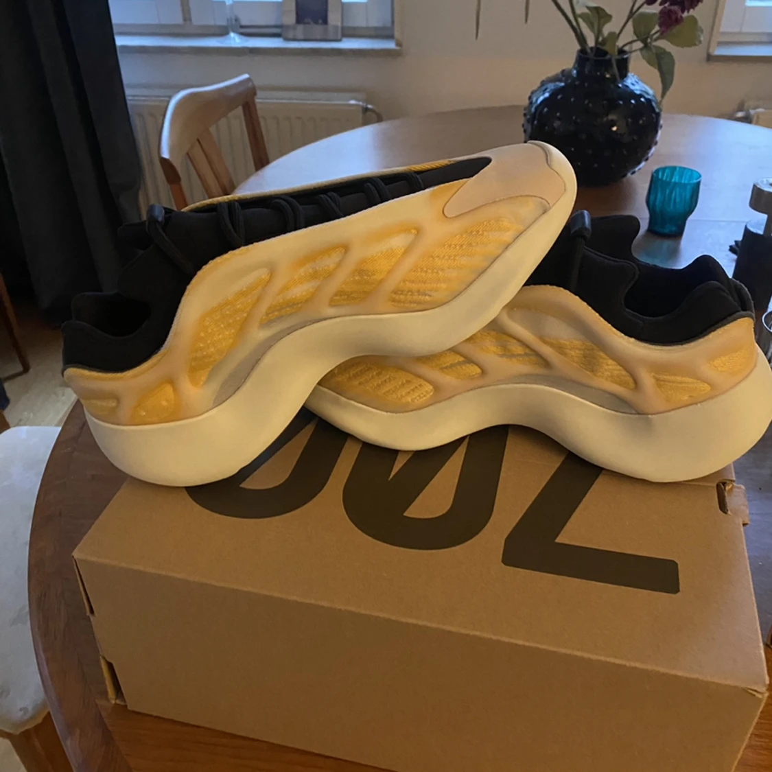 Yeezy 700 V3 mono safflower - 90