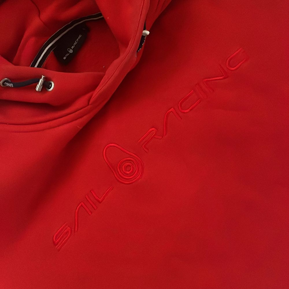 Röd sail racing hoodie, väldigt fint skick  Färg röd  Storlek L Nypris 1200. Huvtröjor & Träningströjor.