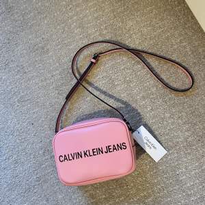 Helt ny väska från Calvin Klein Jeans Köpt i London i somras för ca 500kr Säljs för 350kr