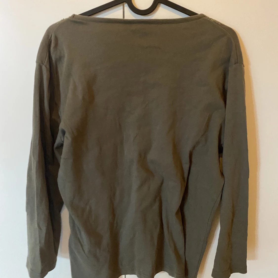 Mörkgrön tröja m broderi - 90