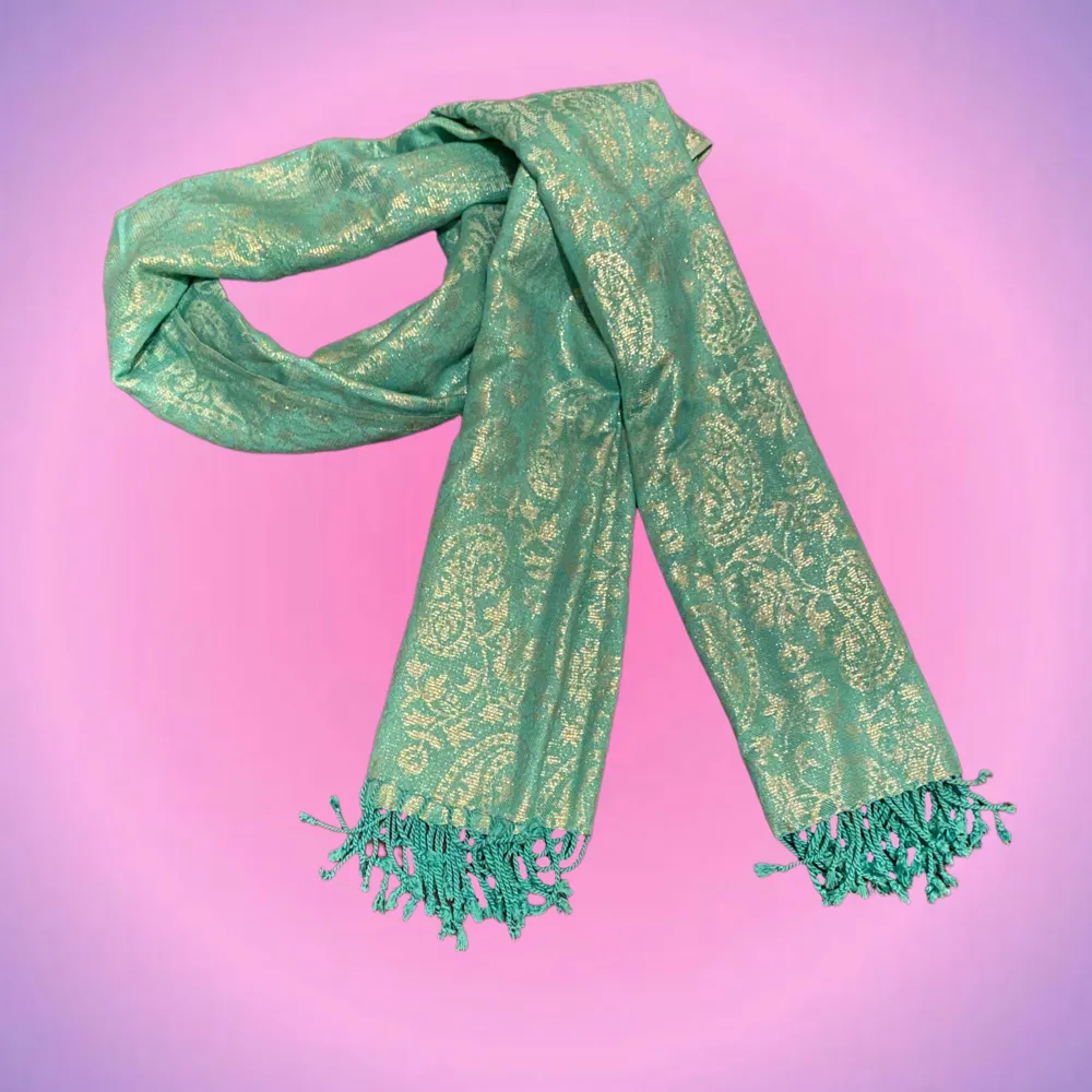 Så snygg mönstrad sjal köpt i london😍🫶🏻 Den är i jättebra kvalite och känns som ny med så skönt o lent tyg!🙌🏼✨Säljer pga den tyvärr inte kommer till användning😔 Skriv priv vid intresse o frågor💙🦋. Accessoarer.