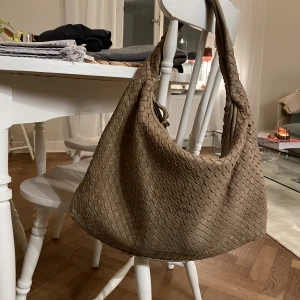 Bottega Veneta Hobo Bag - Beige  - Säljer min Bottega Veneta väska som är köpt från Vintega i medium storlek. Den är bra skick och har några små slitage (se två sista bilderna) som säkert går att rusta upp hos en skomakare för billig peng. DM för mer info och bilder ☺️❤️