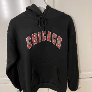 Cool hoodie med trycket ”CHICAGO” i storlek M, sitter som en S😊