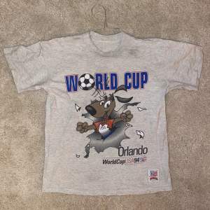 Mycket välbevarad t-shirt med college-känsla från VM 1994 i Orlando, USA.