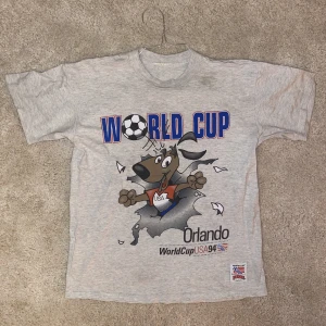 VM 94’ t-shirt - Mycket välbevarad t-shirt med college-känsla från VM 1994 i Orlando, USA.