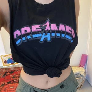 Diesel linne - Linne från Diesel med sjukt snyggt tryck på ryggen🏔️ lent och svalt tyg. Linnet är långt och går över höfterna men gillar själv att knyta det i midjan💓   ✨köparen står för frakten✨