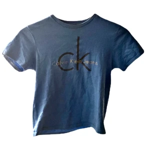 BABY-TEE / Cropad T-shirt  - Calvin Klein , liten i storleken- kan nog inte ha för stor byst (jag har b-kupa som referens) annars jättefin! Köpt på Plick men använder inte tillräckligt :( 