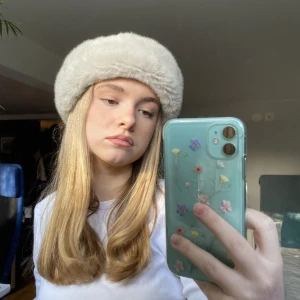 Pälsmössa - Fin beige pälsmössa i stl 52