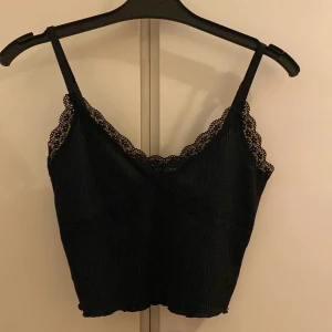 Topp  - Helt oanvända toppar/linnen från h&m! 90kr st! 150 för båda!