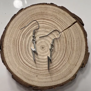 Hemmagjorda örhängen  - Blixt örhängen som jag gjort själv🥰 15kr + 13kr frakt 