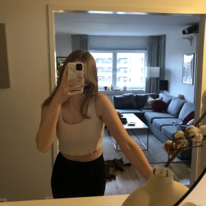 Ljusrosa crop top - Ljusrosa crop top från NA-KD. Använt fåtal gånger. Axelbanden har, sen jag köpt den, inte velat ligga helt platt, men inget som stör.  Katt finns i hemmet!