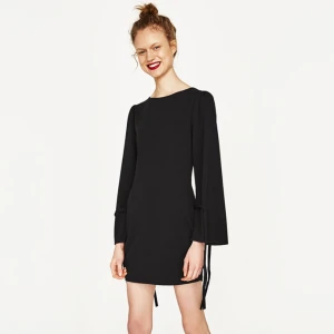 Zara klänning - En jättefin klänning från Zara i stretchigt kostym-material. Superskön och superfin men aldrig kommit till användning så som helt ny✨💕