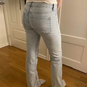 Blåa Lågmidjade Jeans - Super fina lågmidjade jeans, modellen är 170 cm, säljer pga att de inte kommer till användning och har andra liknande💕 skriv ifall ni har någon fråga