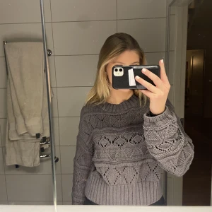 Stickad tröja från Gina  - Säljer denna mörk gråa stickade tröjan från Gina då den inte kommer till användning mer. Jätte fint skick och inga täcken på användning💗