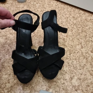Klackskor  - Festskor med hög klack använd ett par gånger 
