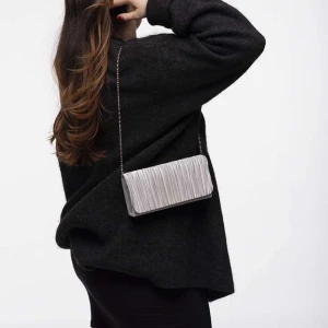 MARIPOSA - MARIPOSA. Vit axelväska med silvriga detaljer. Bra skick.  