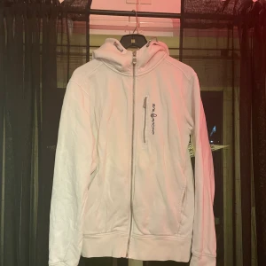 Sail Racing Zip Hoodie - Säljer denna vita sail racing hoodie då jag inte använder den längre. Mycket bra skick och inga missfärgningar. Priser är inte hugget i sten!!