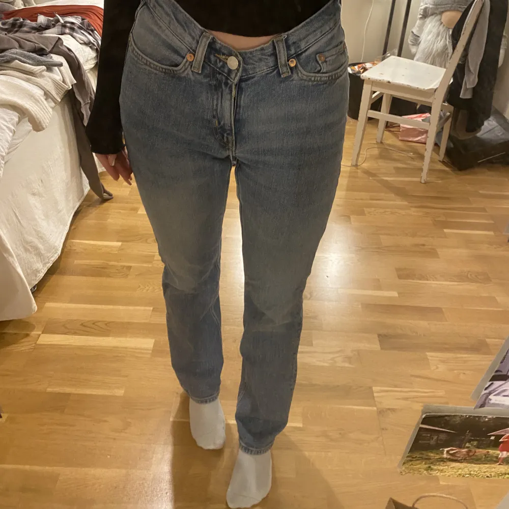 Sjukt snygga Jeans från weekday i modellen Twig, endast använda fåtal gånger så i väldigt bra skick . Jeans & Byxor.