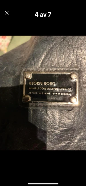 Björn Borg Väska  - Säljer bort en Björn Borg axelväska. Svart skinn  Höjd 34 cm  Bredd 35 cm  Reglerbar Axel rem  Foder invändigt med en ficka med dragkedja och två andra fickor  Lite nött i ena hörnet  Se bilder Pris 200kr Ska den skickas tillkommer frakt som köparen står 