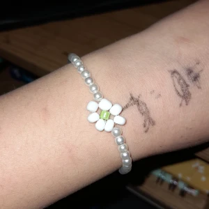 Armband - Hej! Detta armbandet säljer jag jag har gjort det helt själv.💕