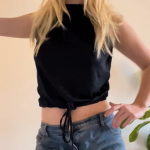 Svart polo - Svart polo linne som man kan knyta för att dra åt!❤️💓kan posta🧚‍♂️