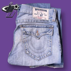 true religion jeans - as snygga truey jeans ❗️20+ TRUE RELIGION JEANS på ✅benimdenim.se✅❗️ytterben 107cm, innerben 74cm, midja 32w 