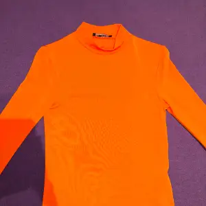 Neon orange body från New Yorker i storlek XS! Den är i nyskick då den enbart har använts 2-3 gånger! Säljer den därför för 150kr INKLUSIVE frakt! ☺️🧡