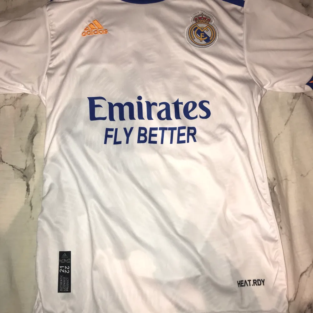 Real Madrid tröja. Nyskick aldrig använd. Skriv för fler bilder.. T-shirts.