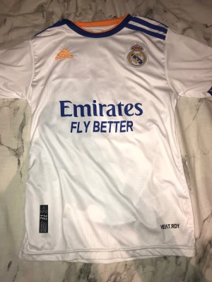 Real Madrid Benzema - Real Madrid tröja. Nyskick aldrig använd. Skriv för fler bilder.