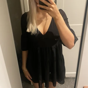 Svart klänning - Svart jättesöt klänning som tyvär är för liten för mig. Klänningen är i storlek XS och i bra skick. Skriv om ni har några frågor.