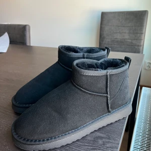 Vinterskor - Säljer dessa helt nya uggs inspererade skor (Alltså inte från UGG’s men ser liknande ut)  Endast testade en gång men dom var för små för mig tyvärr! Otroligt sköna och varma! Från hemsidan Bykenzas men är slutsålda 