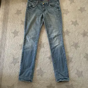 Slimfit jeans från sqin. De är lågmidjade och storleken är 31 i midjan och 32 i benen. De har även lite slitningar från de var nya. Pm för bild på