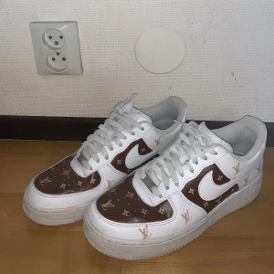 Nike Custom LW - Storlek 42,5 använda sällan, har inga större märken på sig. Jag betalar frakt