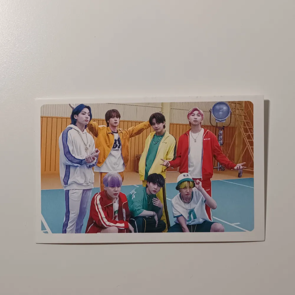 Bts lomo card Butter: Grupp kort. I nyskick och superfin, passar till att ha i genomskinliga mobilskal eller som dekoration av ditt val. 20 + frakt💕 Inte pc.  Skickar bild innan jag postar. Frakten för icke spårbar: 15 kr  . Accessoarer.