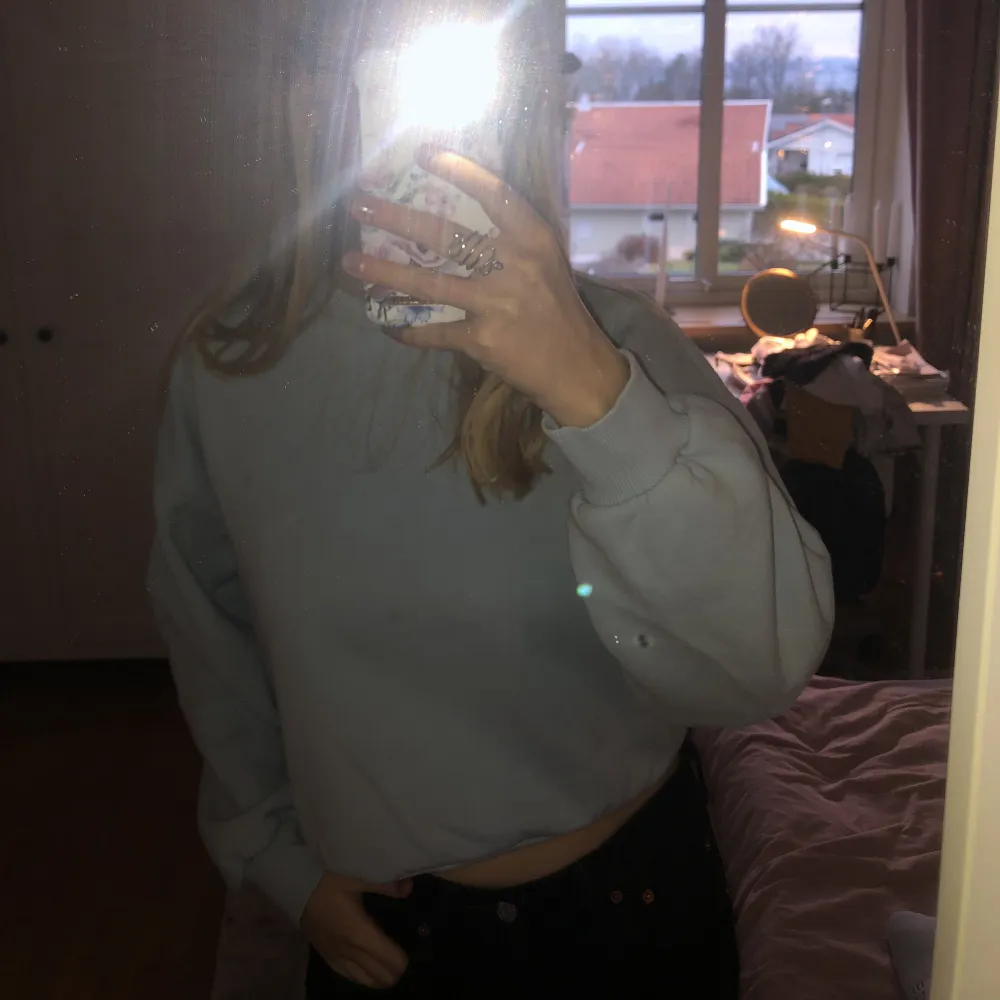 Jättefin croppad sweatshirt jag tyckt om väldigt mycket. Har däremot en fläck på framsidan av tröjan. Den syns inte så väl i dagsljus men tydligt under blixt :). Tröjor & Koftor.