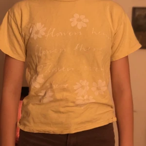 Gul T-shirt - Gul T-shirt. 