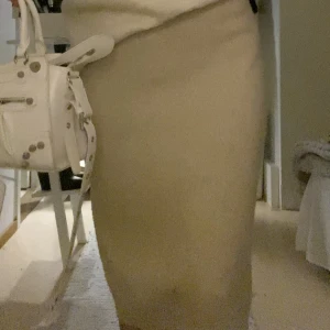 Stickad kjol - Beige stickad kjol från HM i strl M fint skick