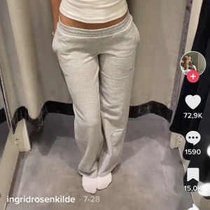 Lågmidjade mjukisbyxor bikbok - Perfekta mjukisbyxor från bikbok som tyvärr är lite stora på mig. Sparsamt använda 💗