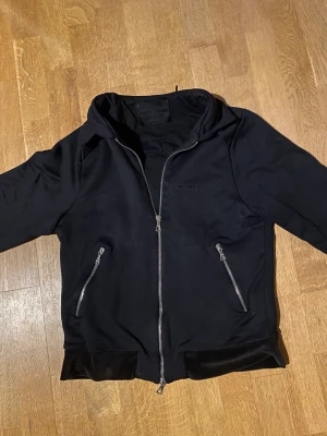 Limitato  - Säljer nu min limitato swetshirt skorta riktogt skön och bra kvalite det är storlek xs! Nypris ligger på runt 3500