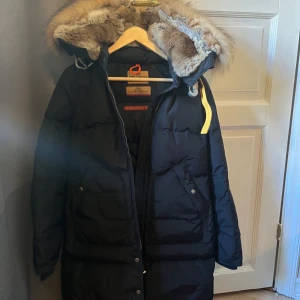 Parajumper - Jättefin vinterjacka ifrån märket Parajumper i modellen Longbear. Jackan är i väldigt fint skick och inga tecken på användning finns.  Priset går att diskutera vid snabb affär!