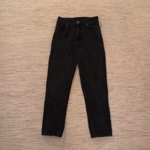 Svarta jeans från monki i storlek 24. Säljer pga  att de blivit för små för mig. Modellen ser ut som bild 2.