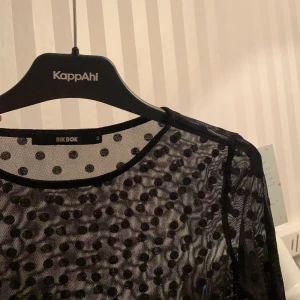 Mest body  - Jättesvårt o få fin bild på men det är en långarmad mesh topp med prickar på, den är jättefin med ett linne osv under tyvärr är den för liten:/