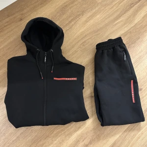 PRADA Hoodie och byxor - Prada set. Hoodie och byxor. Fint skick. Storlek M. Kan skickas med postnord. Köparen betalar frakt. 