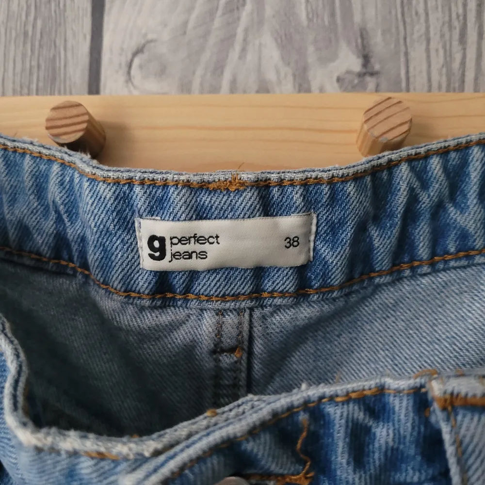 Sparsamt använda, vida perfect jeans från gina. Lite kortare i benen. Insydda i midjan.. Jeans & Byxor.
