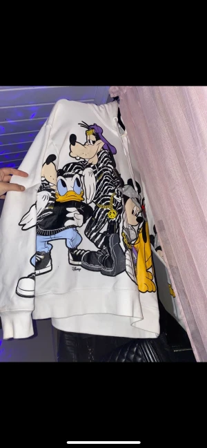 Moschino hoddie - Använd ett par gånger, går inte till användning slutsåld överallt. Pris går att diskutera vidd snabbaffär