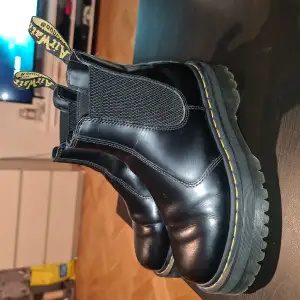 Knappt använda Dr Martens i storlek 39. Otroligt snygga och sitter som en smäck. Köparen står för eventuell frakt.   Nypris 2.200 kronor 