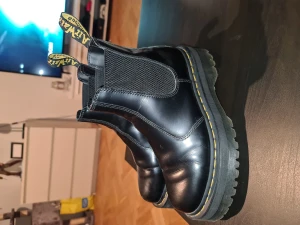 Dr Martens 39 - Knappt använda Dr Martens i storlek 39. Otroligt snygga och sitter som en smäck. Köparen står för eventuell frakt.   Nypris 2.200 kronor 